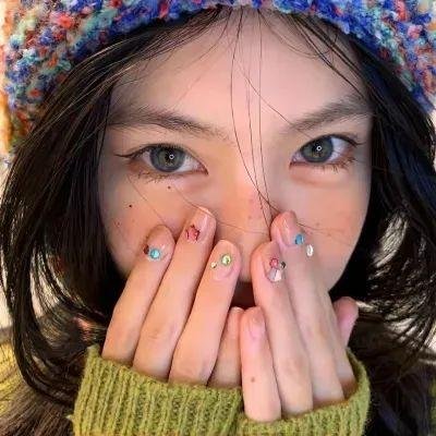 咖啡馆里的女孩